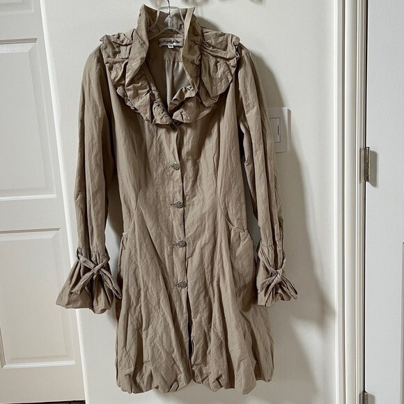 On Parle De Vous Ruffled Neck Belted Trench-coat in Beige XL - Picture 4 of 16